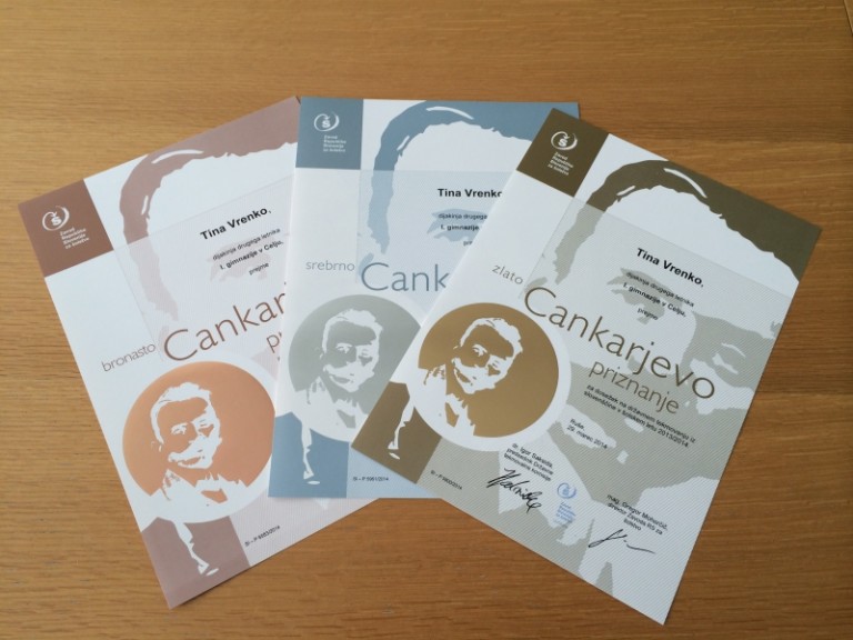 Knjižice Cankarjevega tekmovanja na mizi.