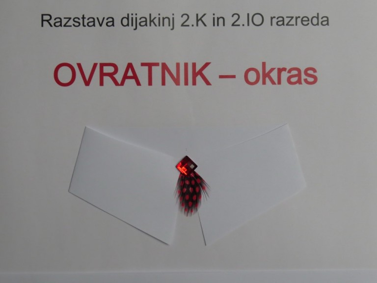 Plakat razstave Ovratnik – okras s fotografijo okrašenega ovratnika.