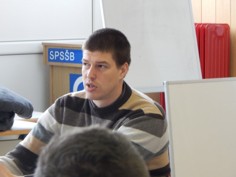 Pisatelj Goran Vojnović med pogovorom v šoli.