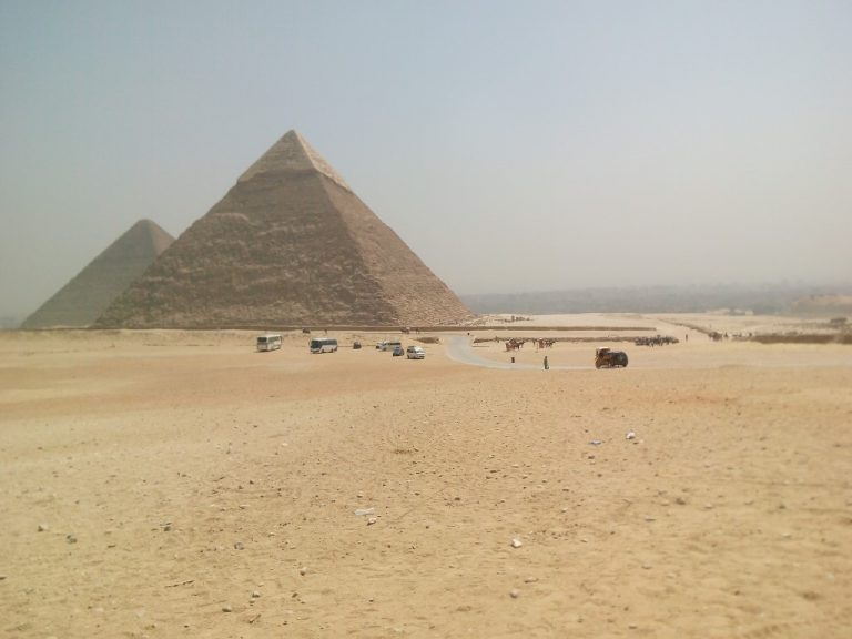 Piramide v puščavi med potovanjem v Egipt.