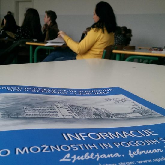 Informativno gradivo o možnostih izobraževanja odraslih.