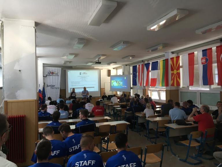 Tekmovalci v učilnici drugi dan Car Mechanic Junior.