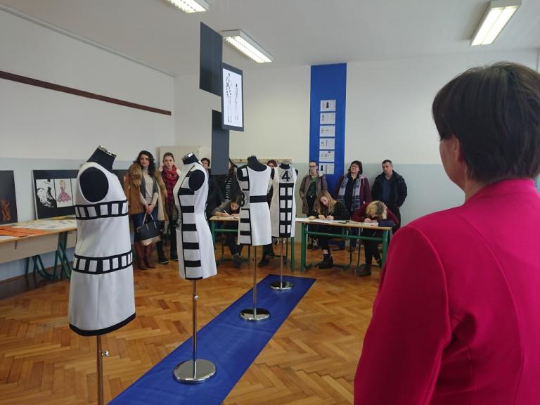 Predstavitev modnih kreacij na krojaških lutkah.