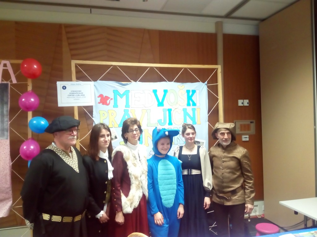Predstavniki turističnega projekta v kostumih.