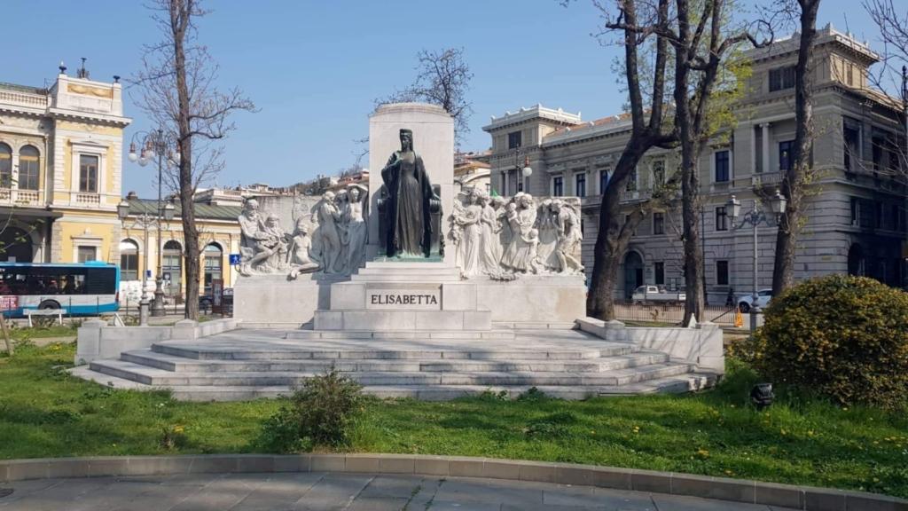Spomenik Francetu Prešernu na Prešernovem trgu.