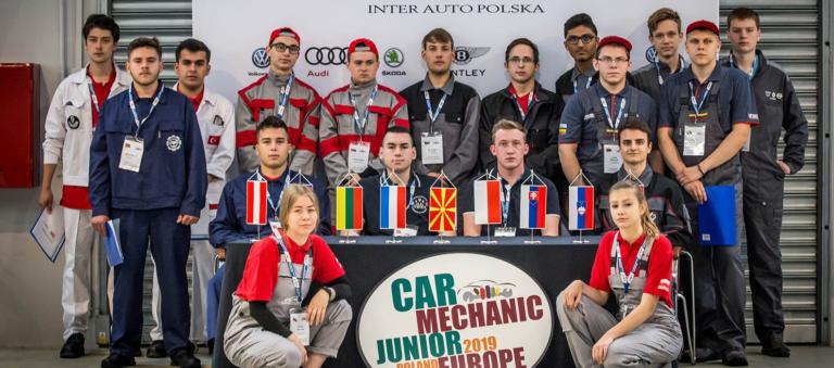 Udeleženci tekmovanja Car Mechanic Junior Europe v Poznanju.