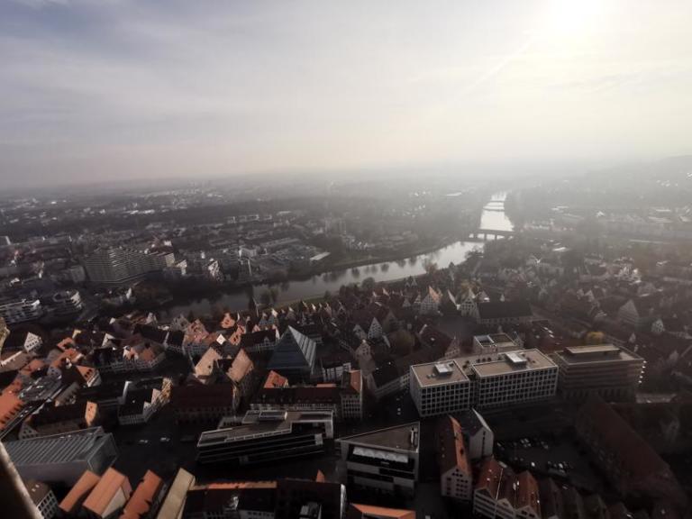 Panorama mesta z reko med strokovno ekskurzijo.