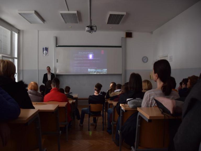 Obiskovalci poslušajo predstavitev mehatronike.
