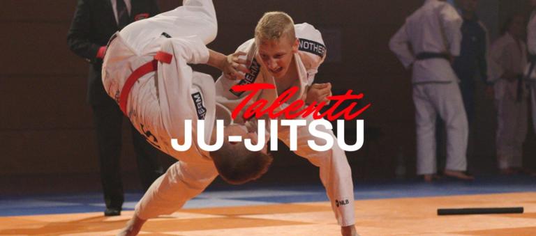 Tekmovalca med borbo ju-jitsu na blazini.