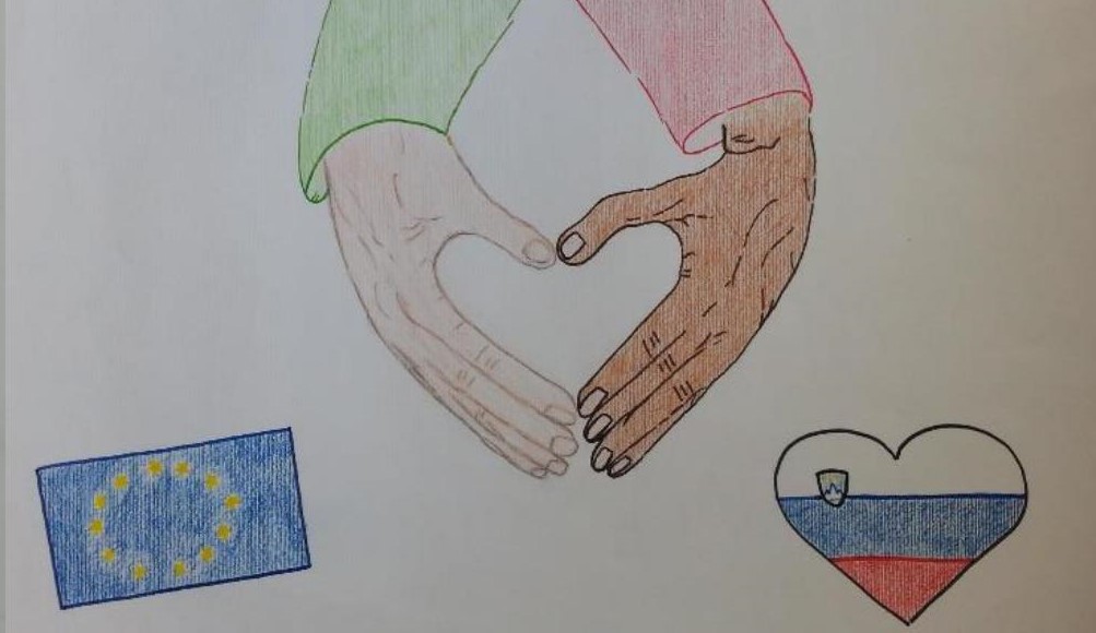 Risba rok v obliki srca z evropsko in slovensko zastavo.