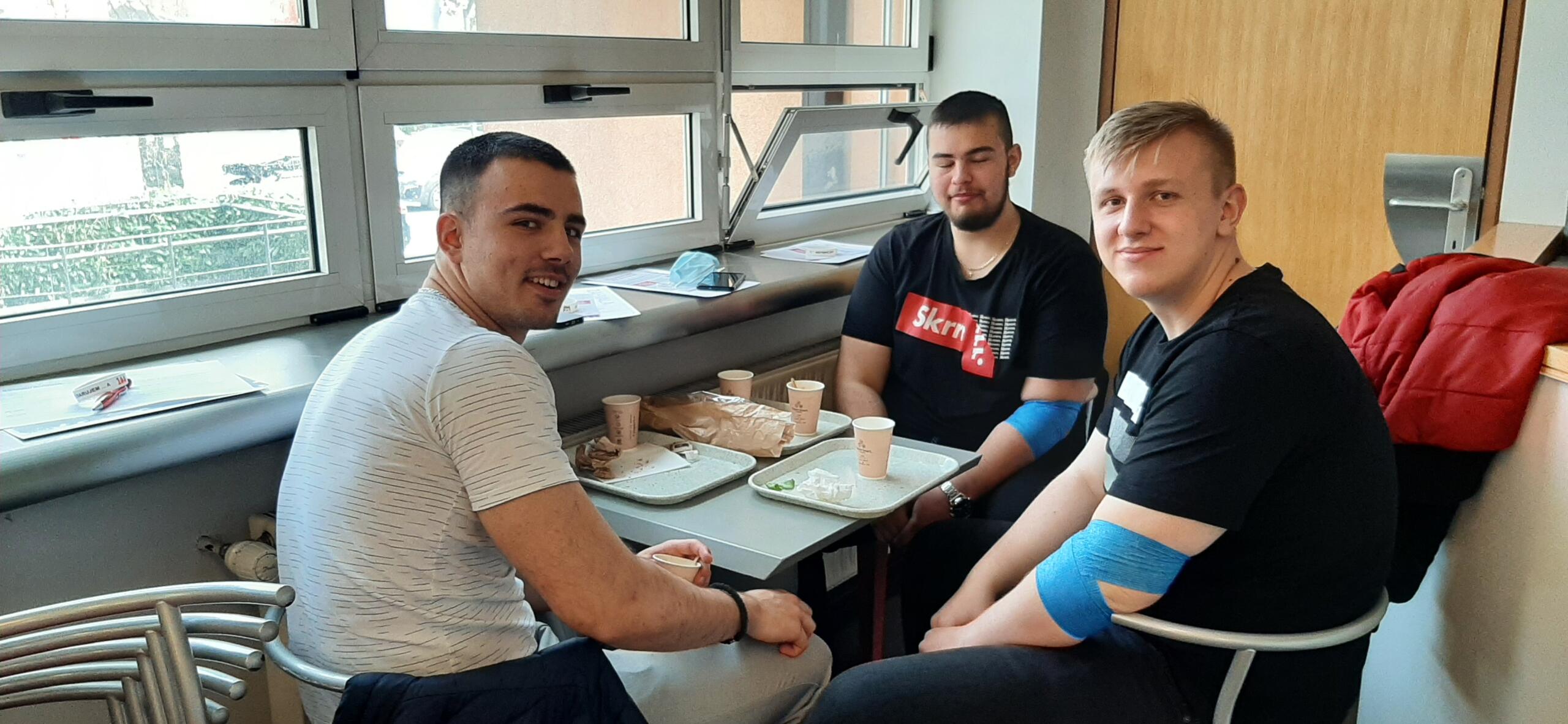 Dijaki po darovanju krvi na šolski krvodajalski akciji 7. 4. 2022.