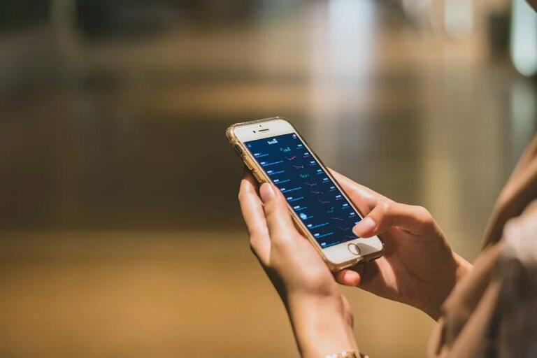 Uporaba mobilne aplikacije na pametnem telefonu.