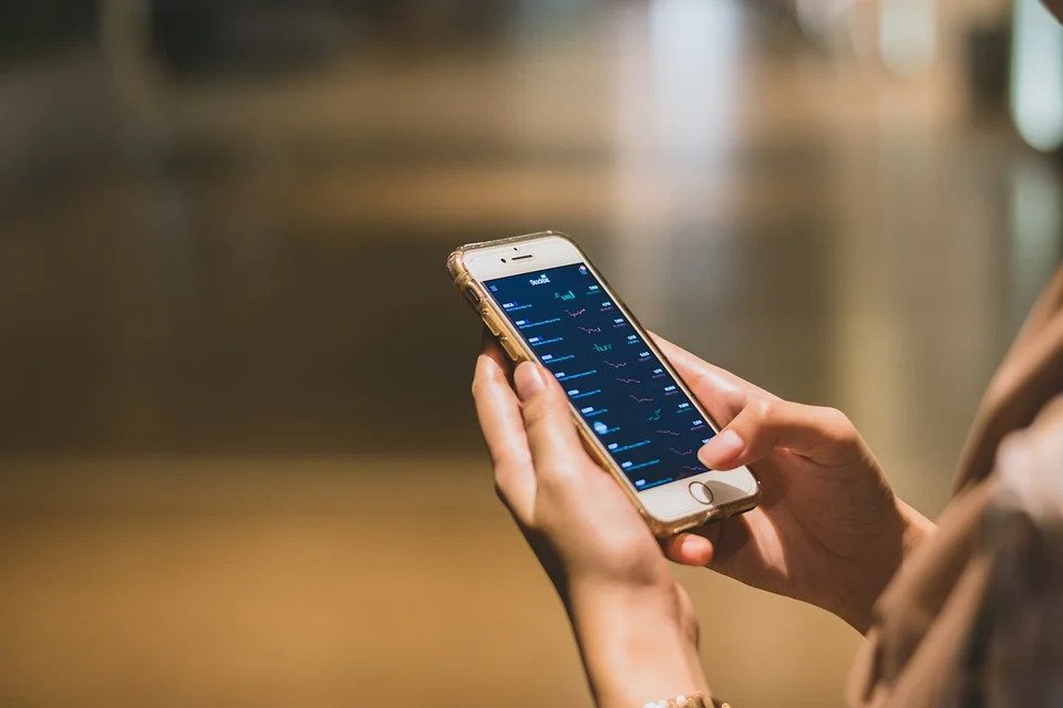 Uporaba mobilne aplikacije na pametnem telefonu.