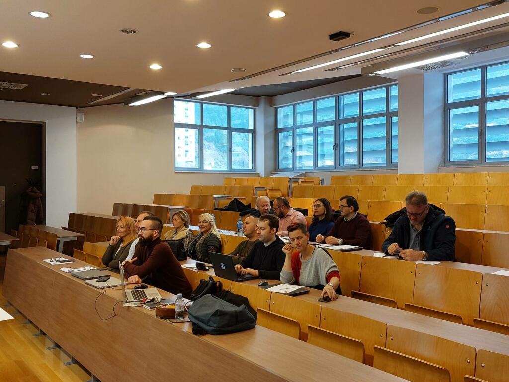 Udeleženci mednarodnega projektnega sestanka v predavalnici.