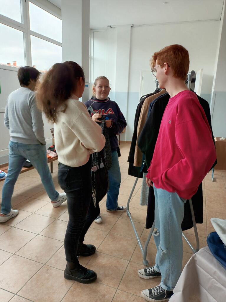 Pogovor obiskovalk v izmenjevalnici oblačil SustOnU.