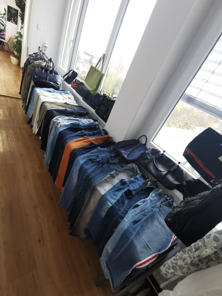 Kavbojke in torbice, pripravljene za izmenjavo.