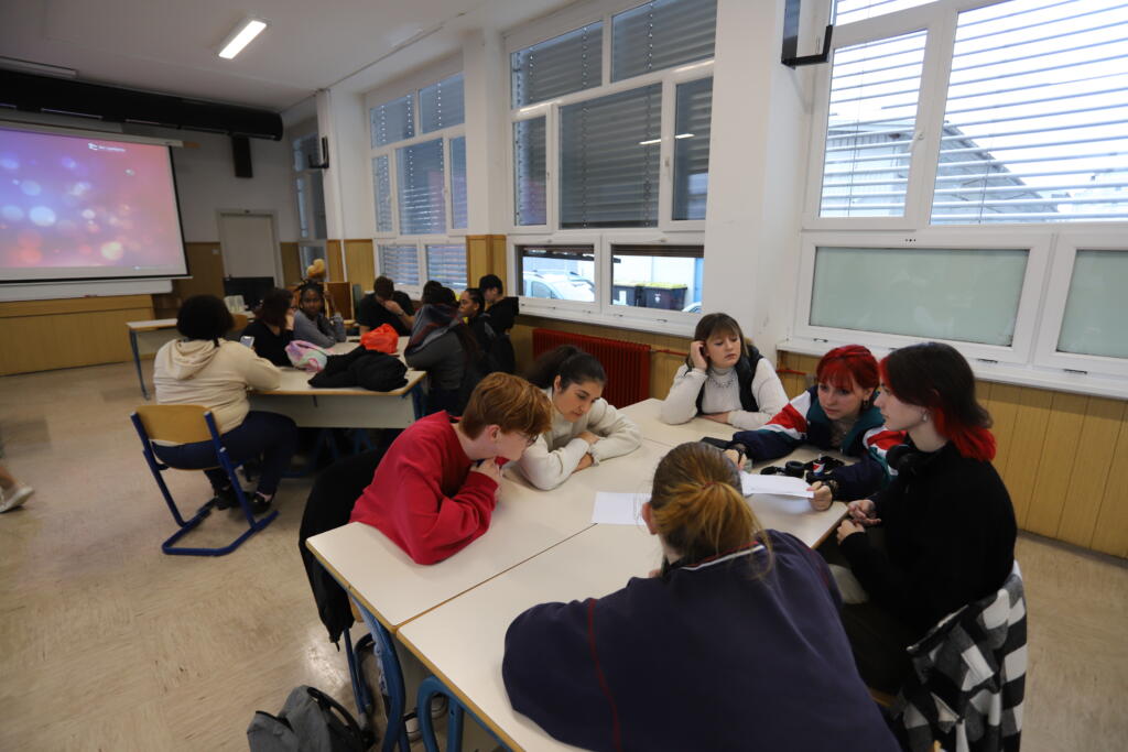 Dijaki pri skupinskem delu na delavnici trajnostne mode.