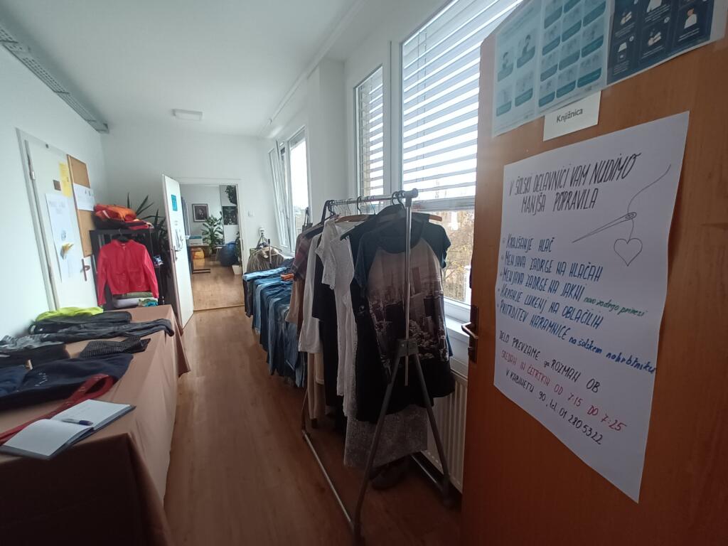 Izmenjevalnica oblačil z obvestilom o ponovni uporabi tekstila.