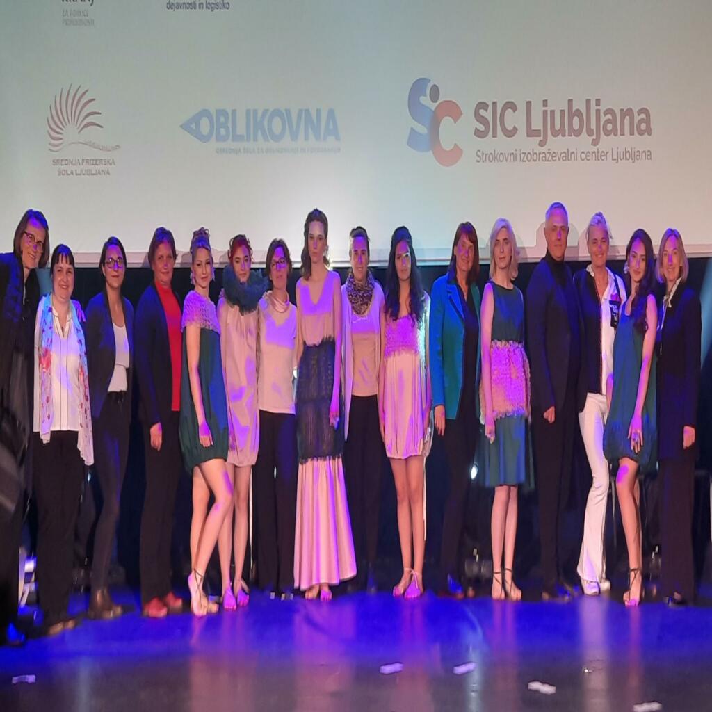 Skupinska fotografija nastopajočih na odru dogodka Aritmija mladosti.