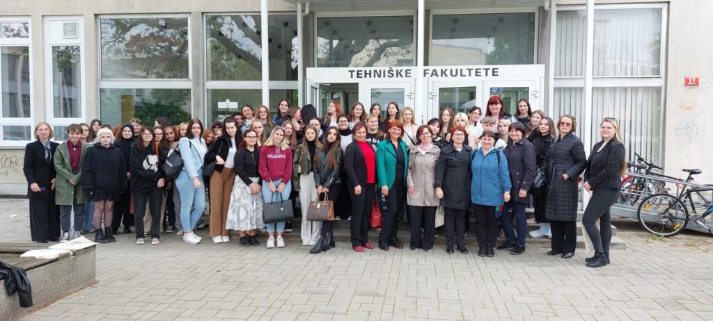 Skupinska fotografija udeležencev dogodka Aritmija mladosti pred vhodom Tehniške fakultete.