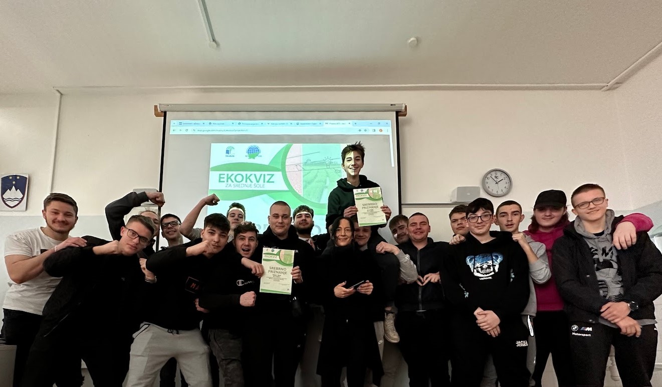 Udeleženci Ekokviza s priznanji pred projekcijo.