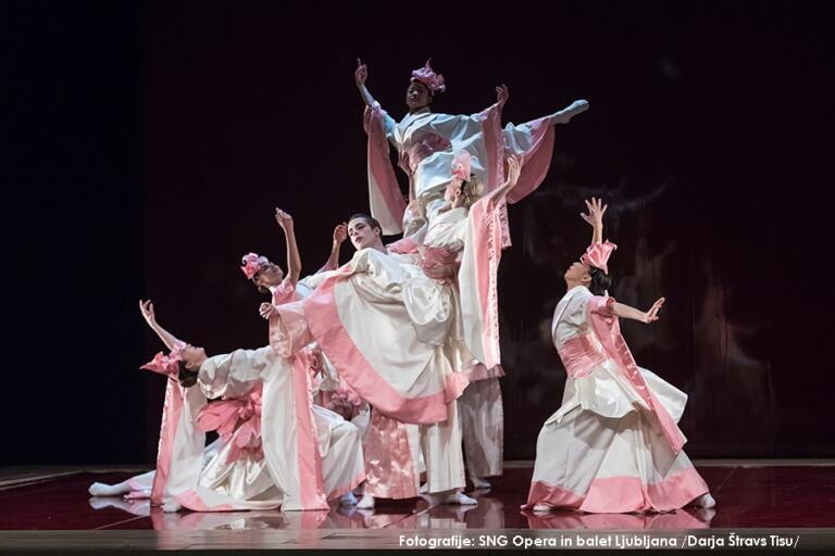 Oder opere Madama Butterfly z razprtimi oblačili nastopajočih.