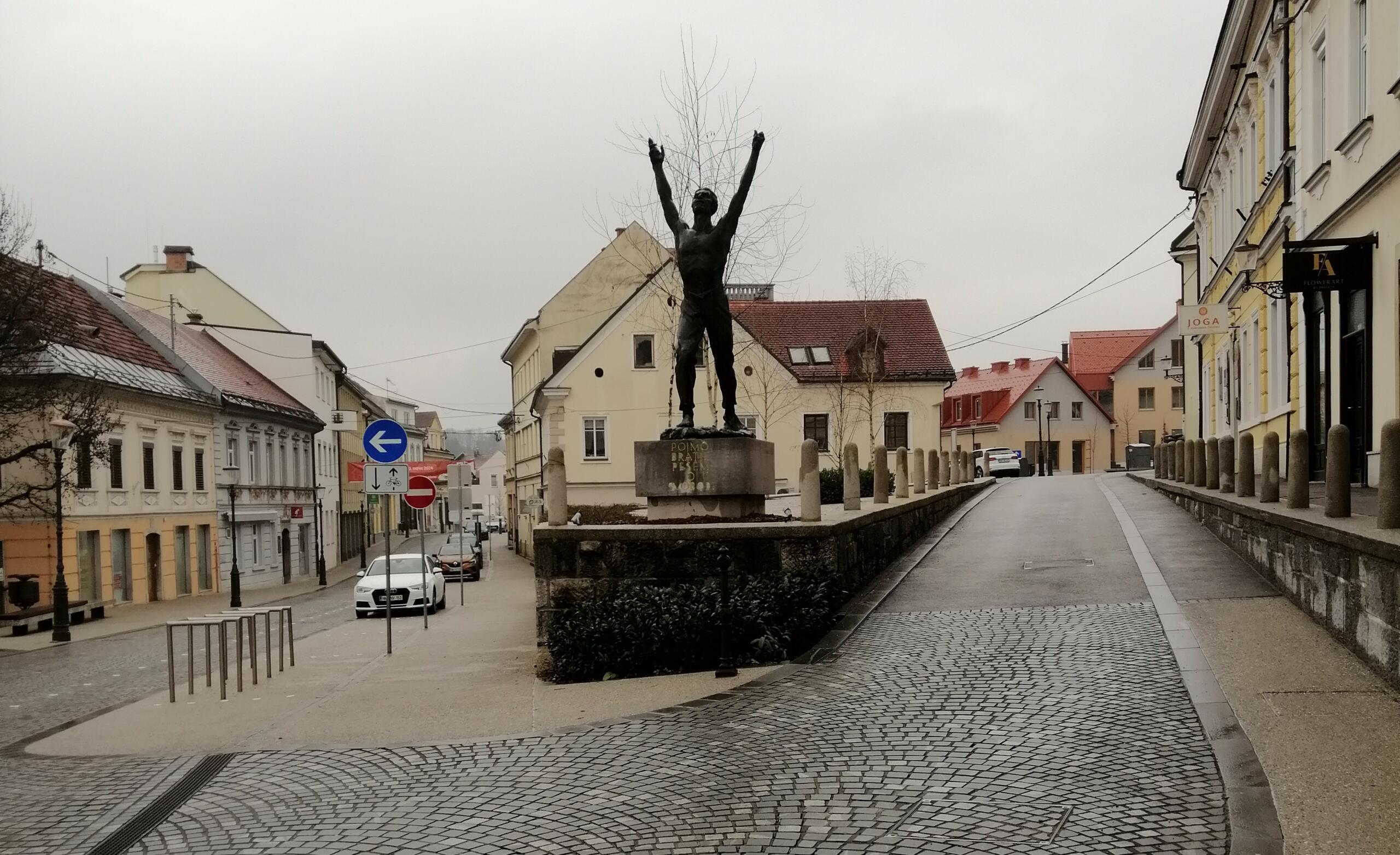 Mestni most in zgodovinske stavbe ob tekmovanju iz zgodovine.