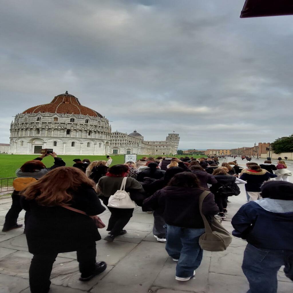 Dijaki med ogledom znamenitosti v Pisi.