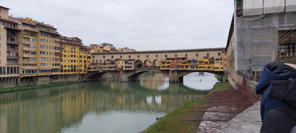 Most Ponte Vecchio nad reko Arno v Firencah.
