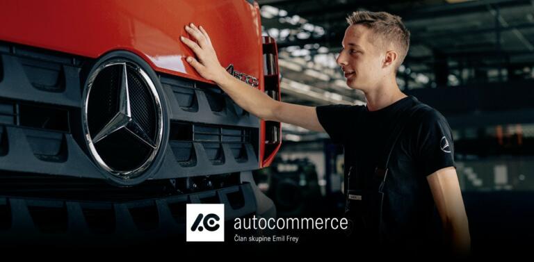 Predstavnik podjetja Autocommerce ob tovornjaku.