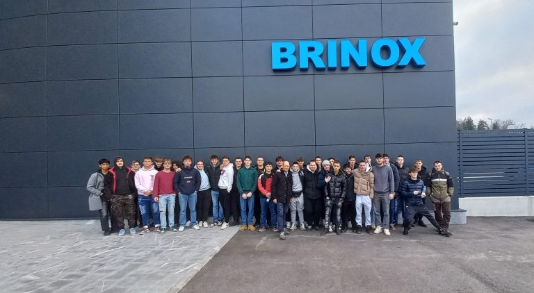 Skupinska fotografija dijakov pred podjetjem Brinox.