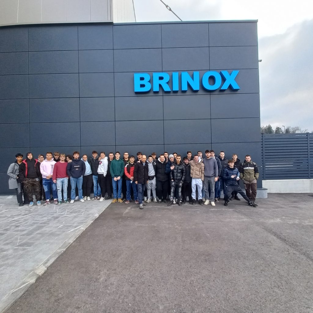 Skupinska fotografija dijakov pred podjetjem Brinox.