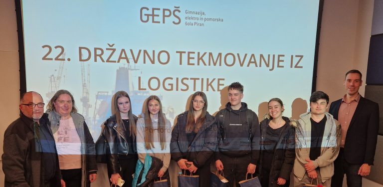 Dijaki in spremljevalci pred panojem državnega tekmovanja iz logistike.