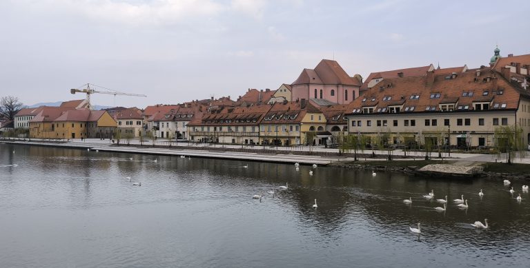 Reka in mestne stavbe na nabrežju.