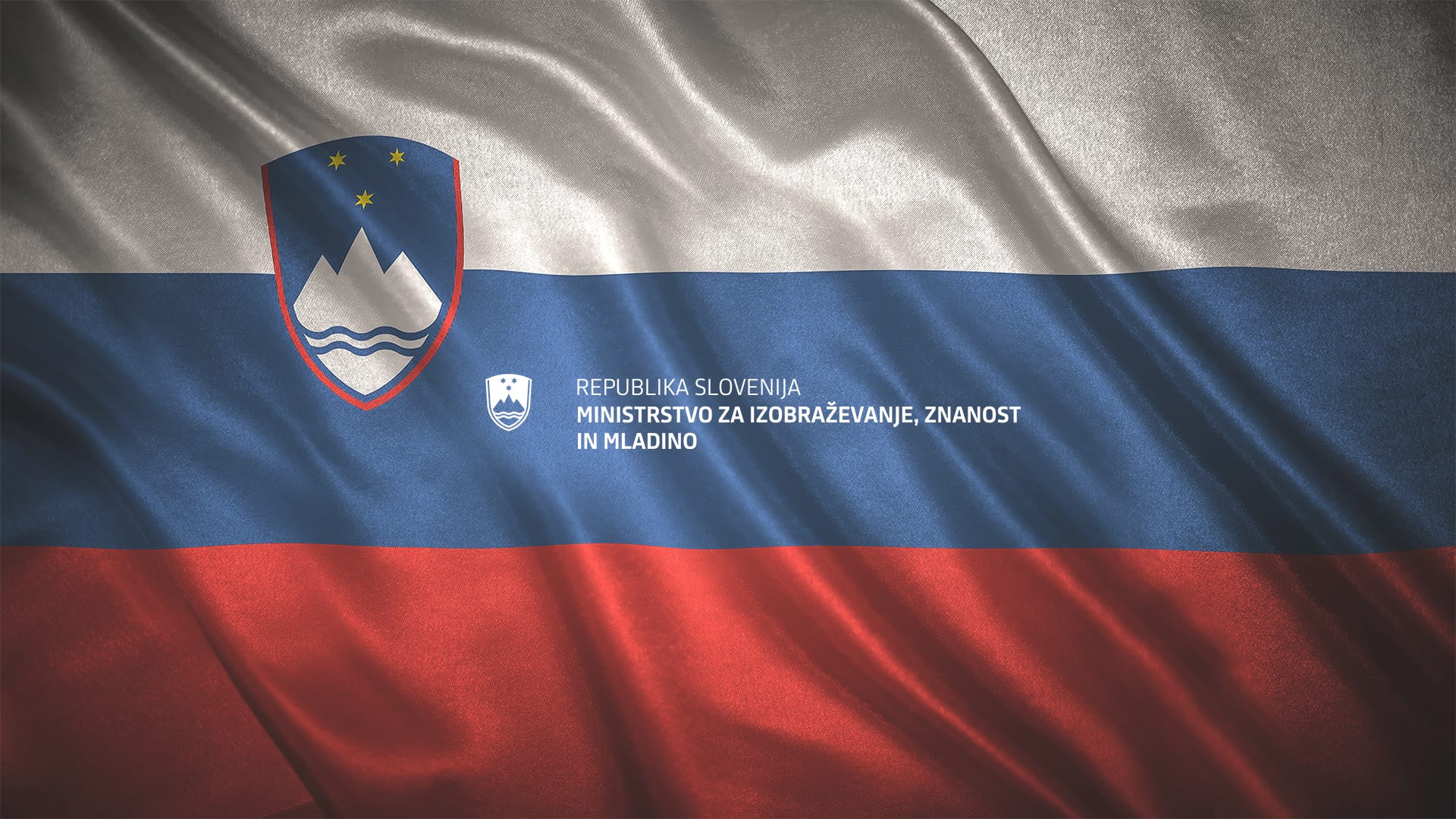 Slovenska zastava z grbom in logotipom Ministrstva za izobraževanje, znanost in mladino.